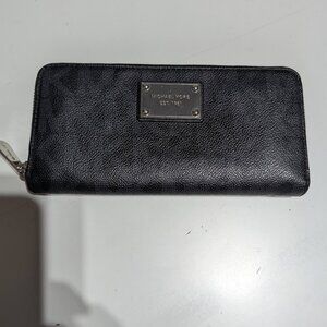 Michael Kors Jet Set Travel Continental Black Signature Wallet